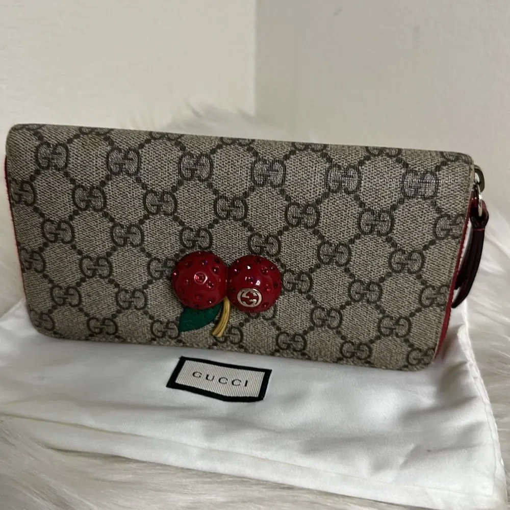 💯Authentic Gucci Beige/Red GG Supreme Canvas Cherry Zip Around Wallet🍀